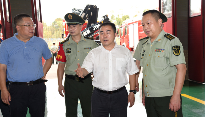 蔡周良付访华“八一”前夕慰问消防中队官兵