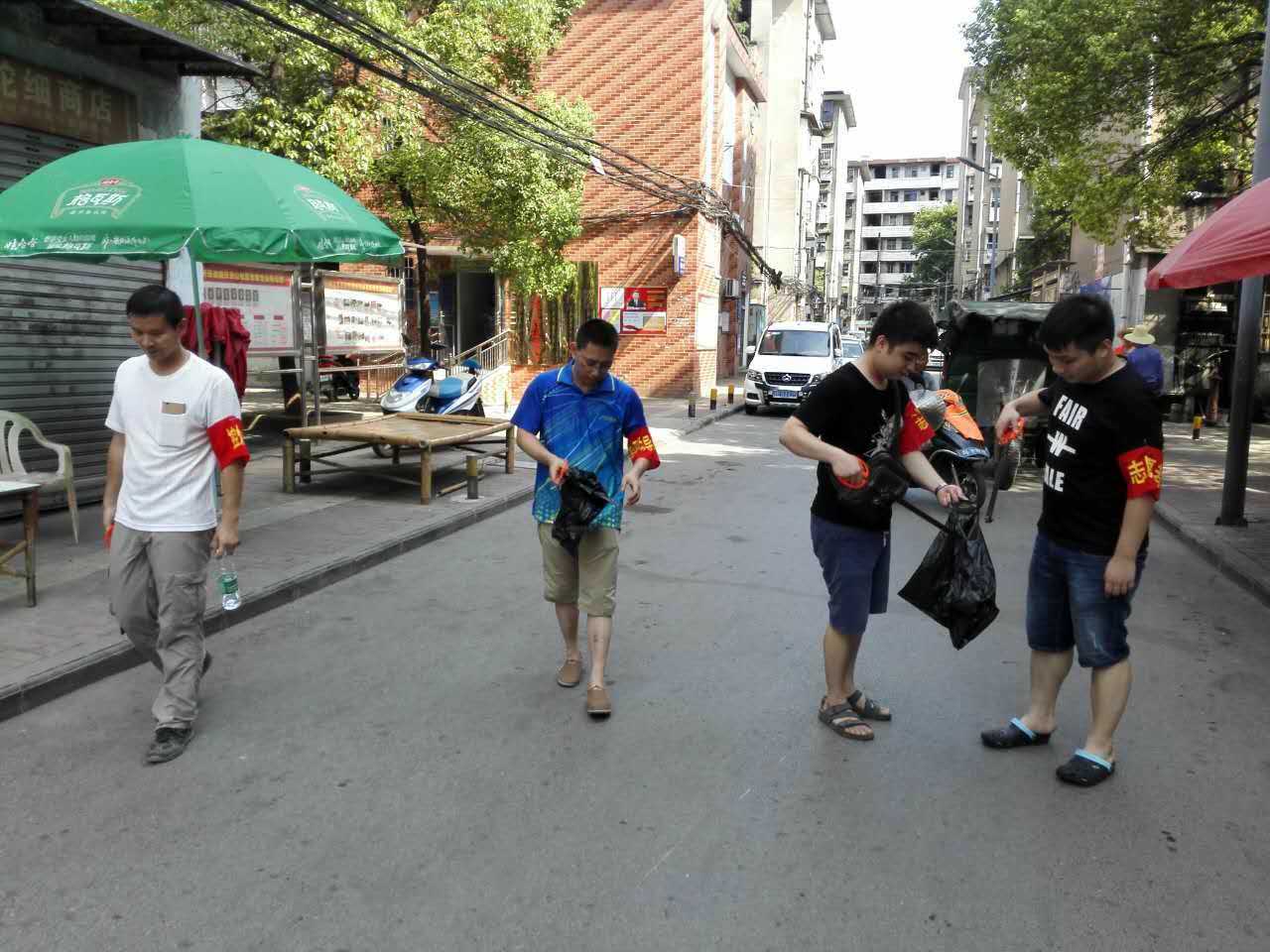 区人社局：义务劳动助创卫 老旧小区换新颜