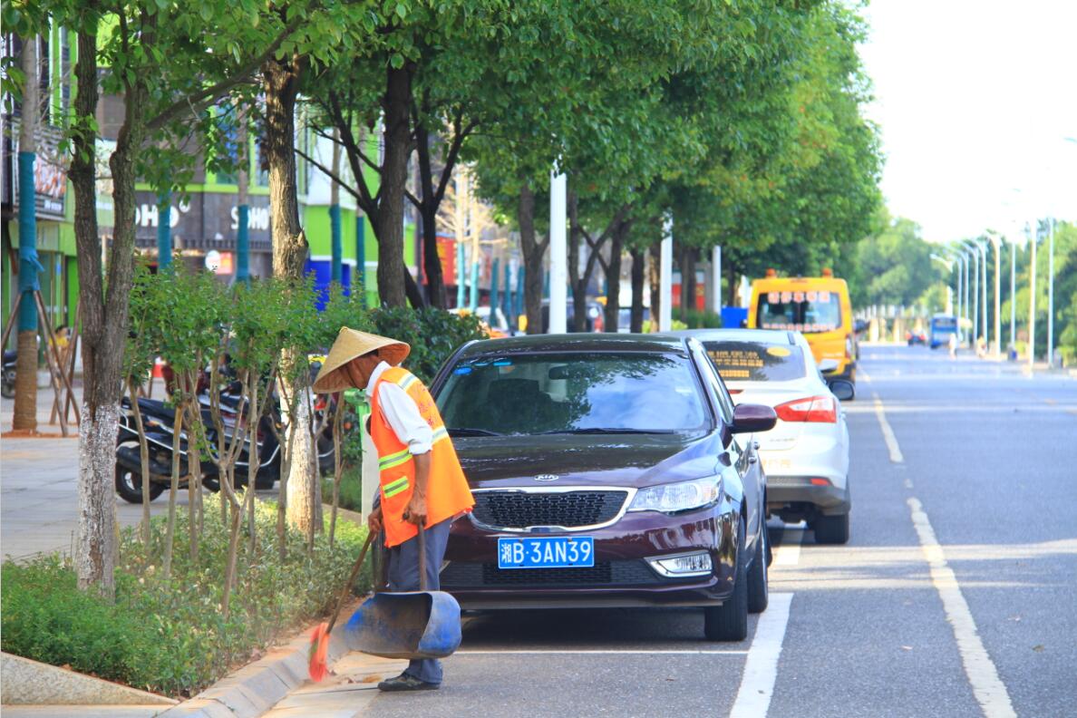 致高温下的环卫工人：太阳狠毒你们很美