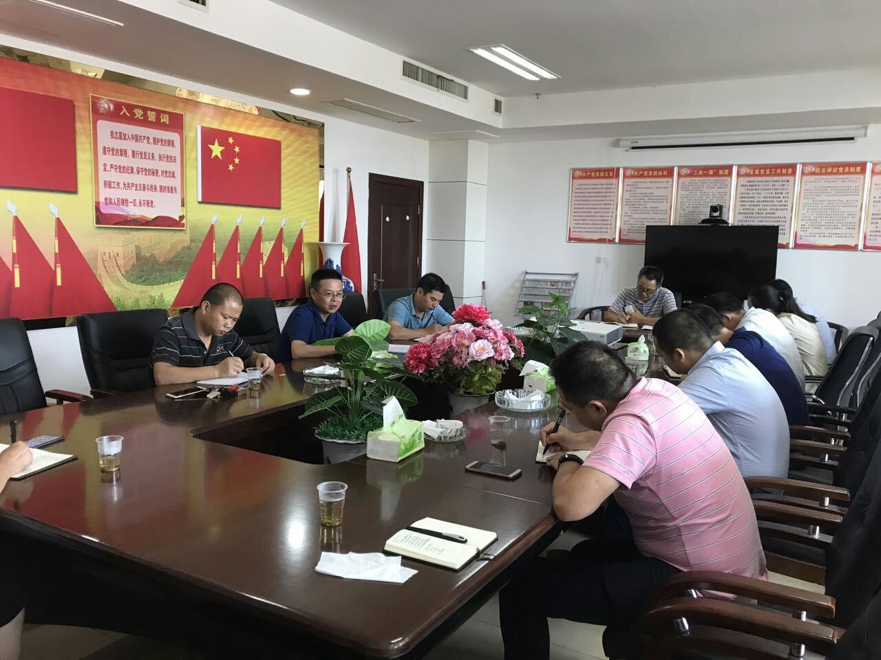 县发改局传达脱贫攻坚推进会会议精神