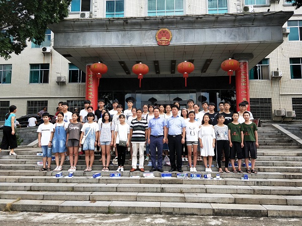 鸾山镇召开2017年中考高考优秀毕业生座谈会
