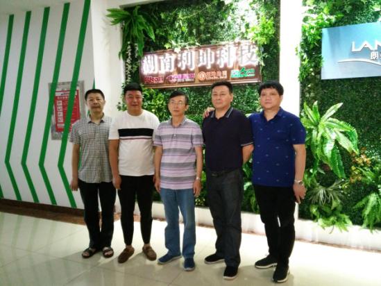 区人大主任肖支前一行到建宁街道走访慰问代表