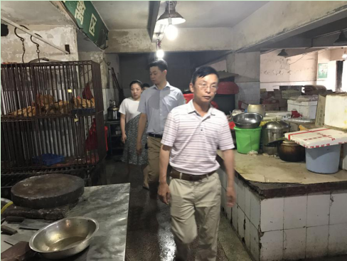 区人大主任肖支前督查建设街道学堂冲社区迎国卫复审工作