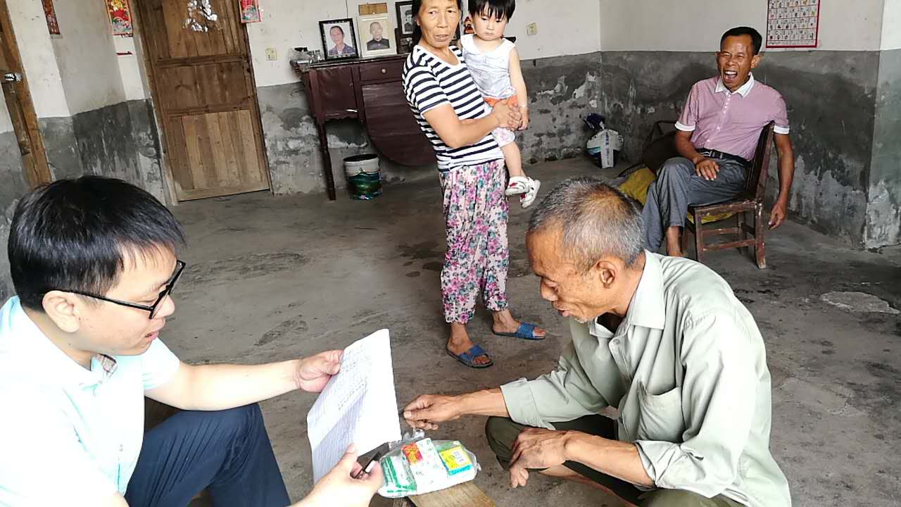 新市中心卫生院为贫困家庭送上防暑药品