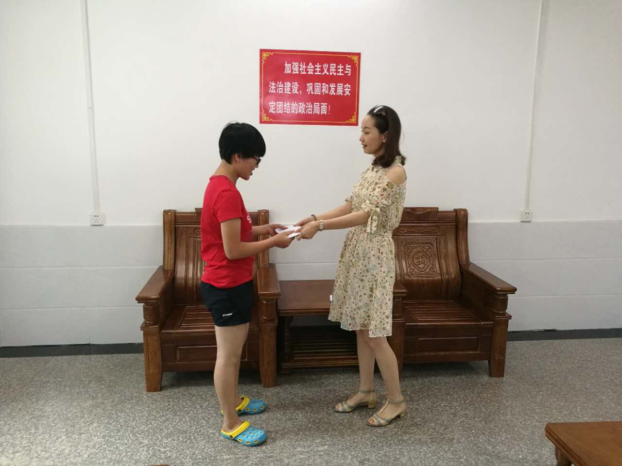 爱心人士张俪赢赴酒埠江镇为学子助学圆梦