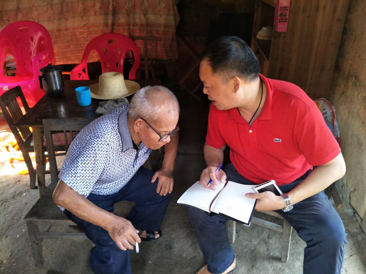 酒埠江镇开展脱贫攻坚“三走访三签字”工作