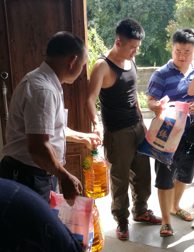 人民银行攸县支行组织青年干部职工走访结对贫困户