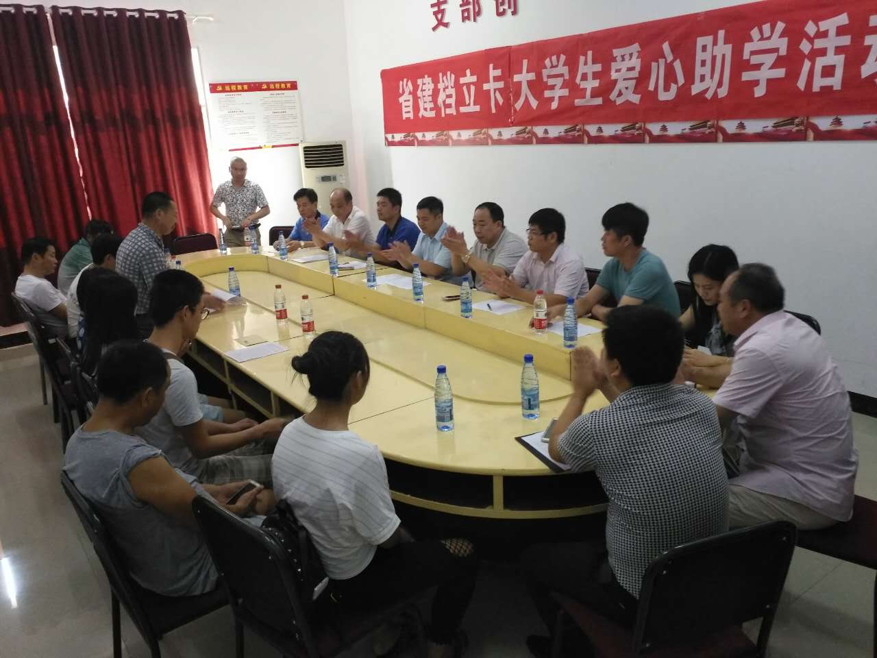"爱心助学惠学子,圆寒门子弟大学梦"