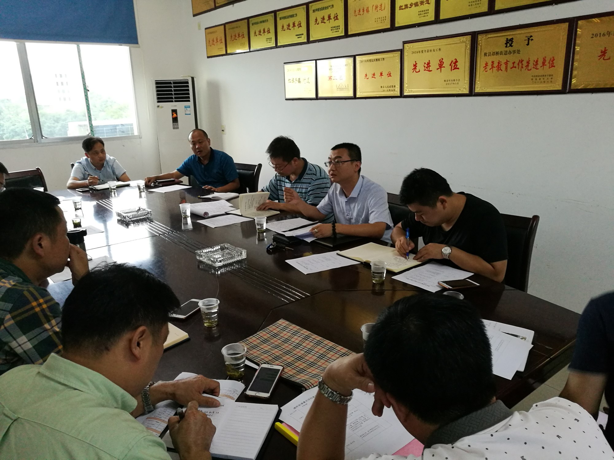 县人大常委会主任尹诺昂，县委常委、组织部长李易常，副县长易屹东一行到谭桥街道指导工作
