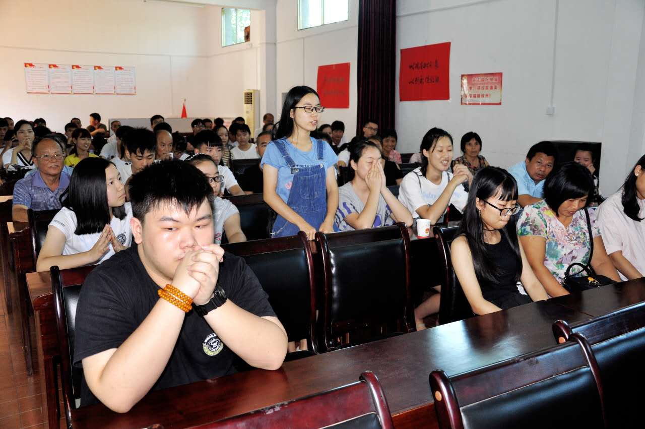 宁家坪镇:大学新生座谈 青春扬帆起航
