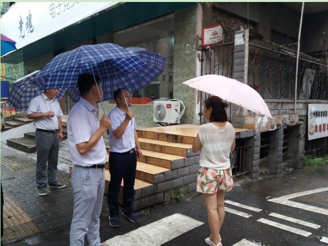 副区长姚艺督查建设街道桥头社区国卫复审工作