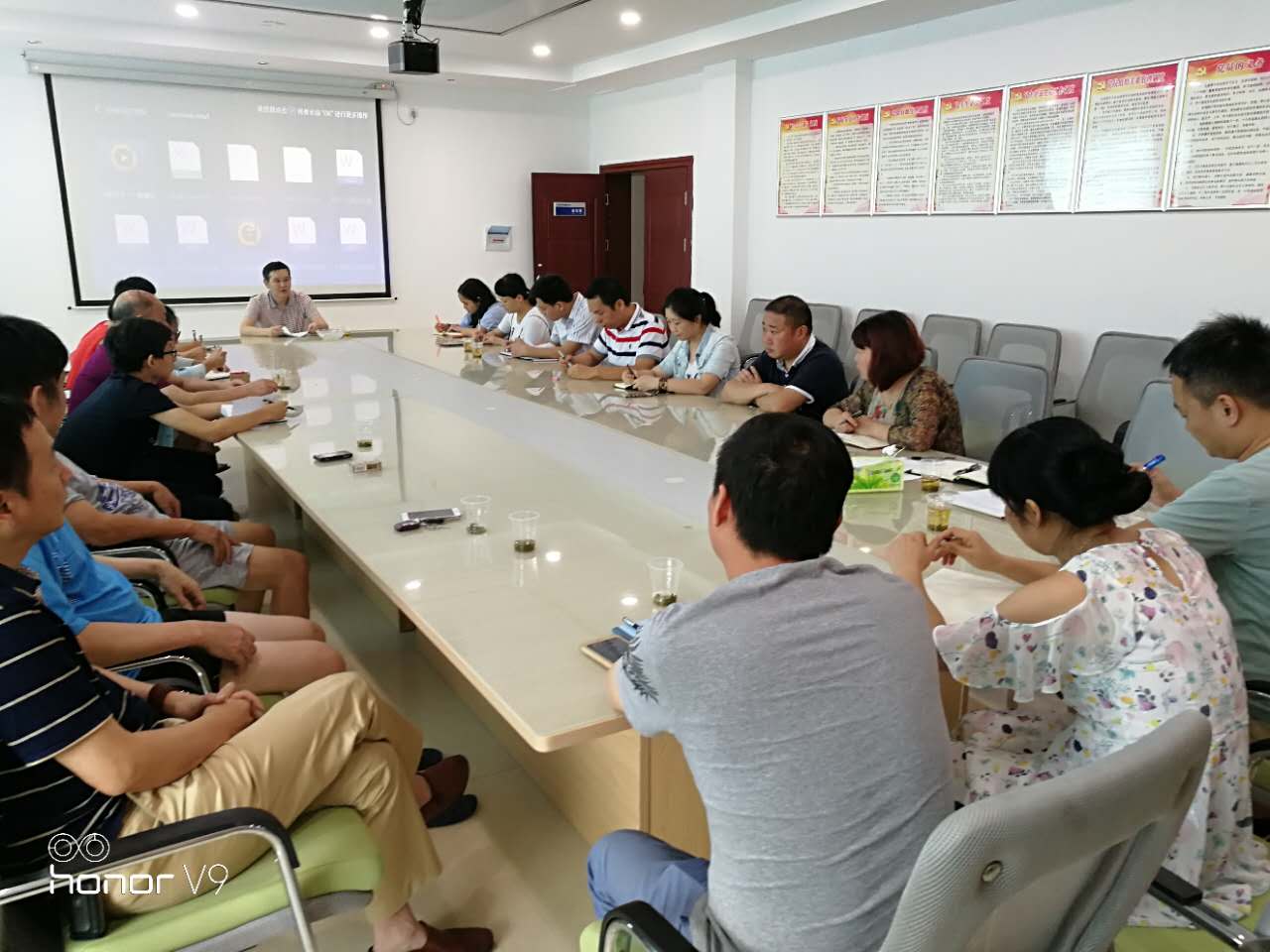 县市场服务中心传达贯彻县委十二届四次暨十七届县人民政府二次全会精神