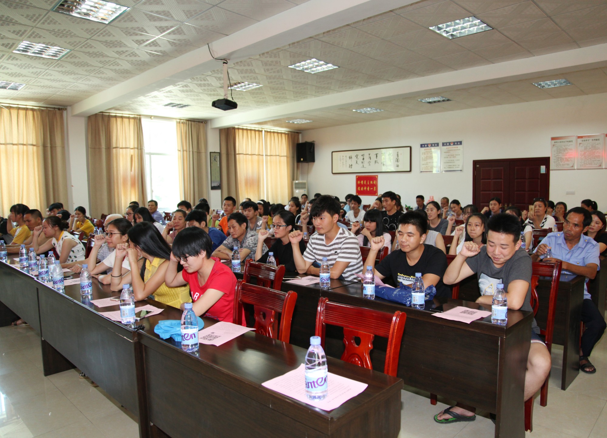 酒埠江镇召开2017年度大学生座谈会