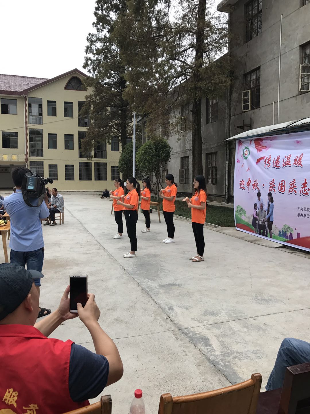 皇图岭镇敬老院迎来喜庆的节日