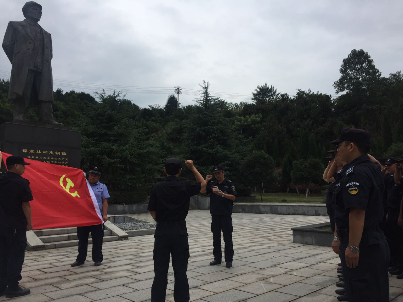 学习先进事迹，重温入党誓词