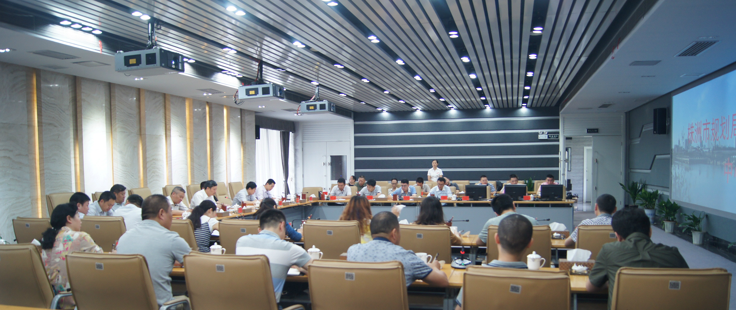 我局召开2017年第二次局务会暨中心组学习会议