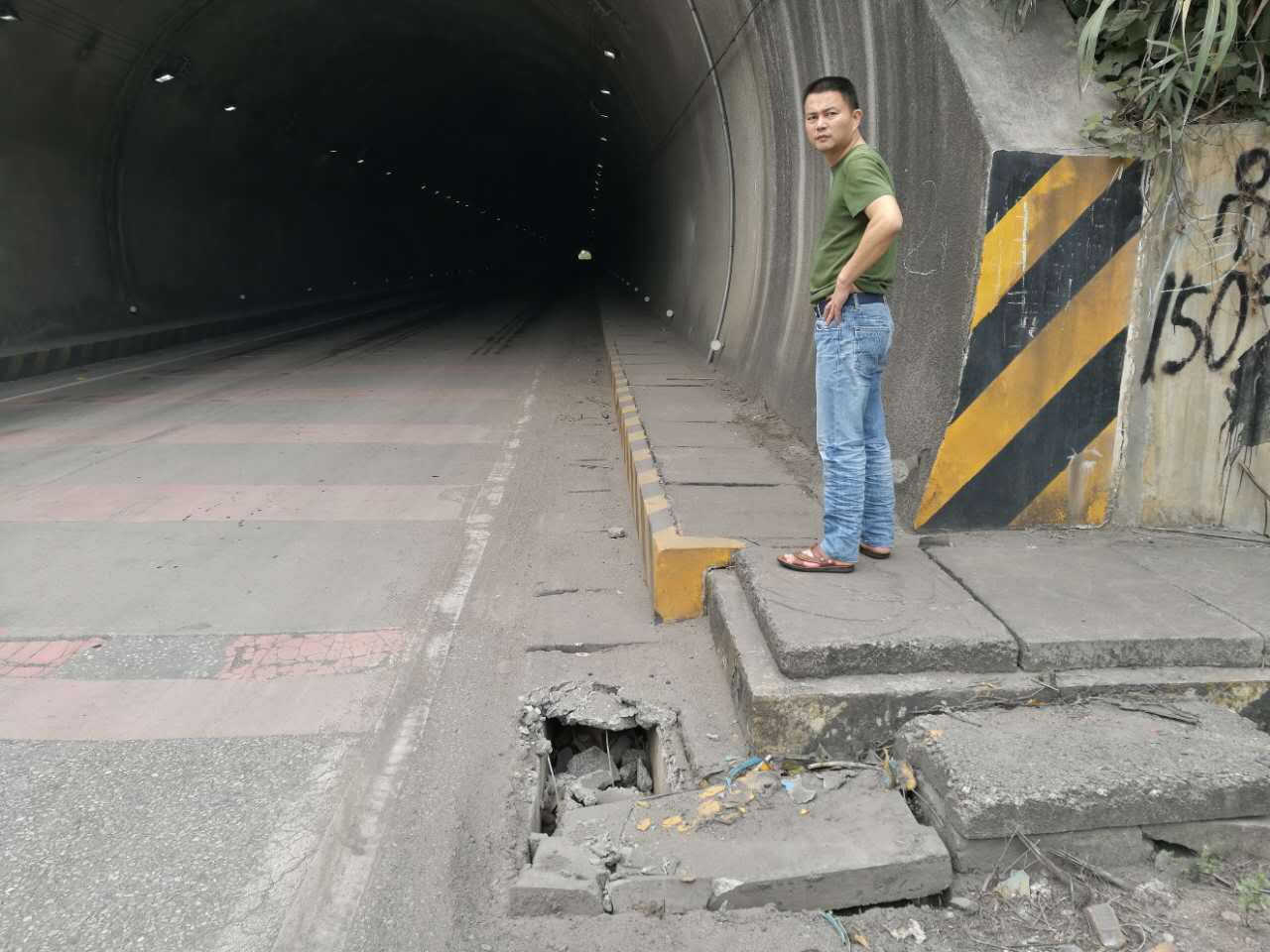 攸县公路局迅速更换隧道水沟盖板保畅通