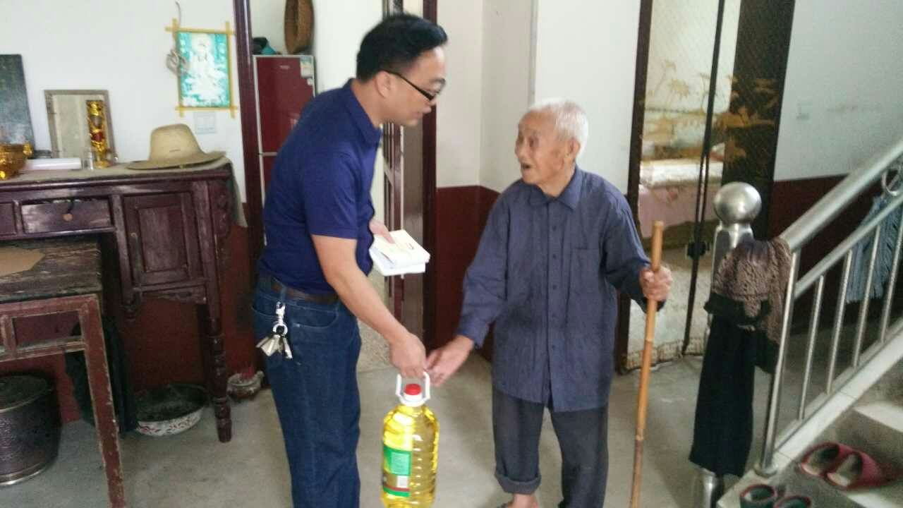 中秋前期访贫困 国庆来临暖人心