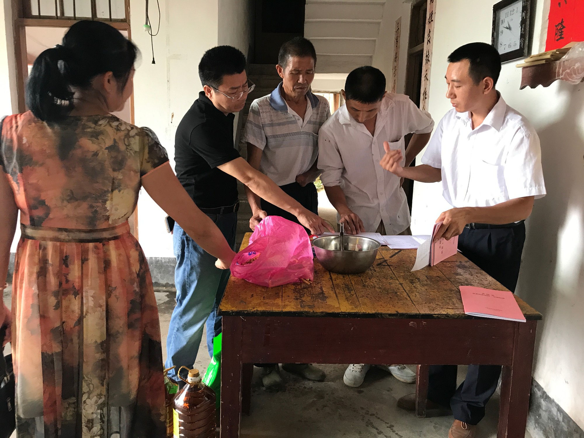 彭小中一行到炎陵县鹿原镇红光村走访看望贫困户