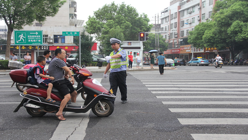 创文攻坚 攸县交警在路上