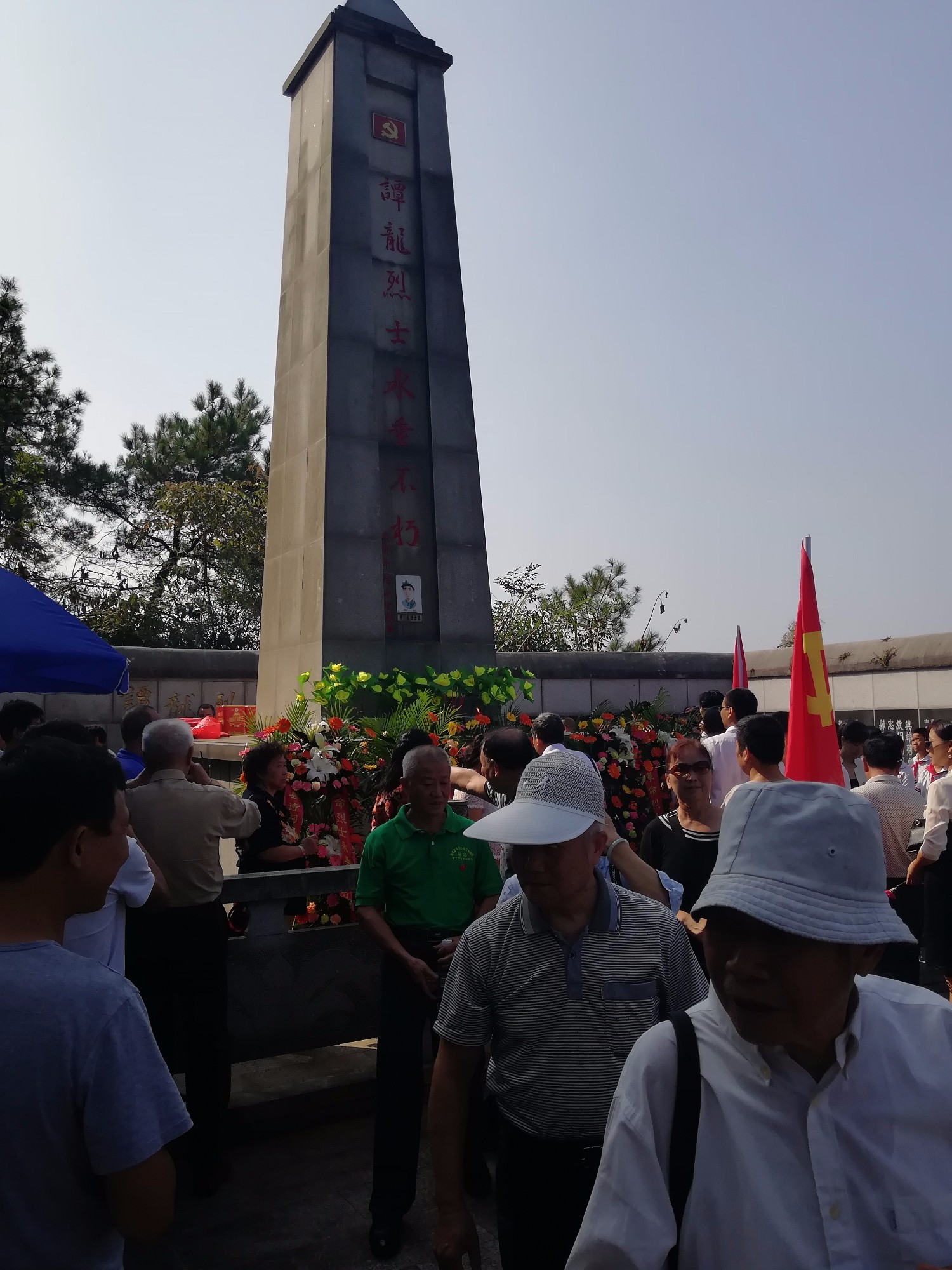 谭桥街道办事处举行迎接党的十九大谭龙烈士公祭活动