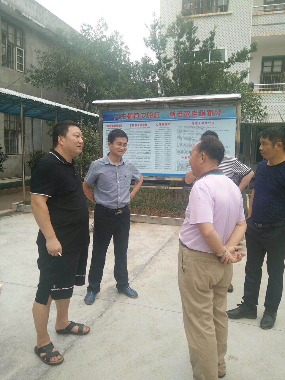 爱心人士情系家乡 为敬老院捐赠物资