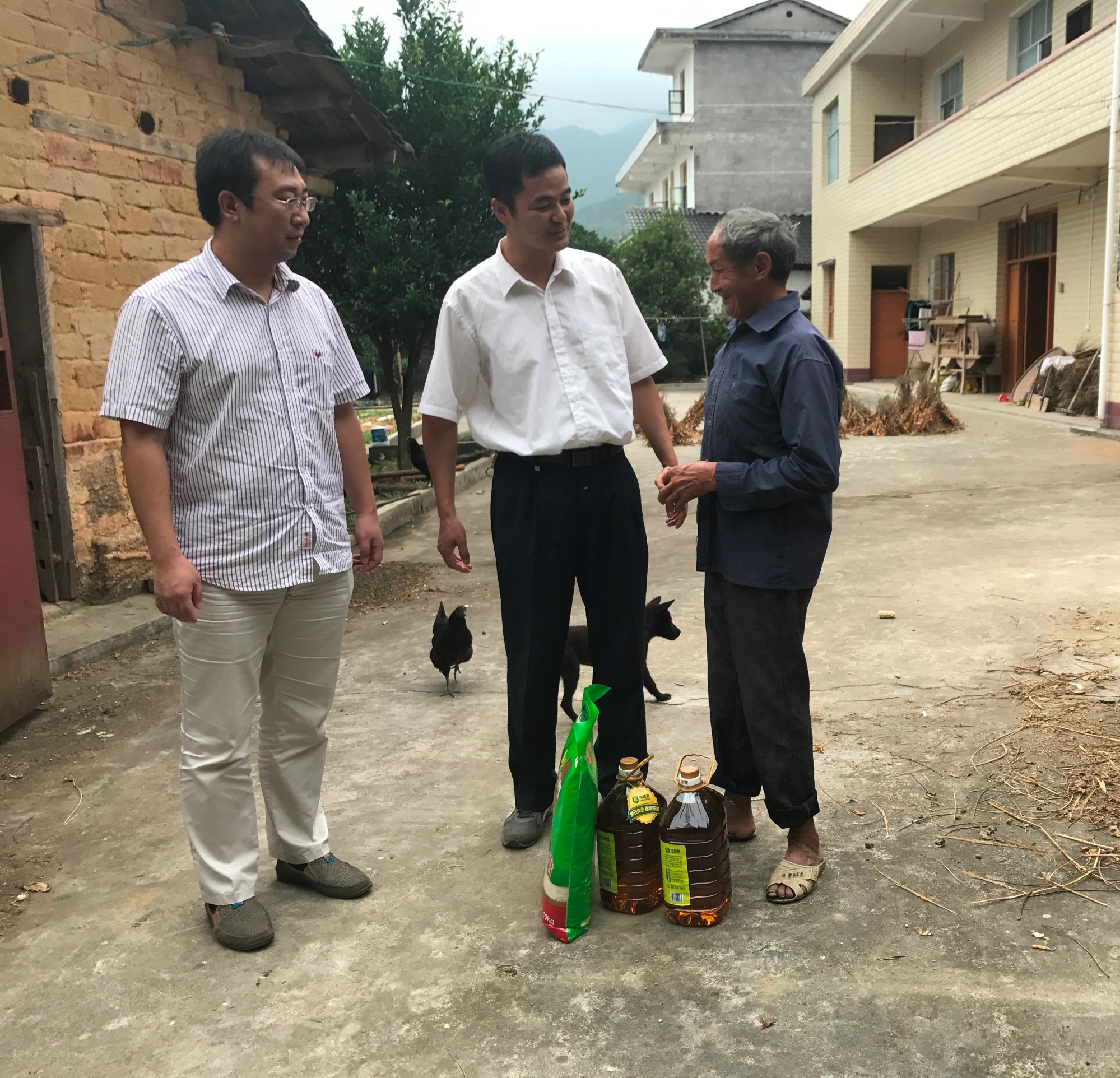 彭小中一行到炎陵县鹿原镇红光村走访看望贫困户