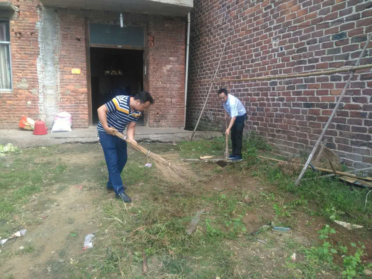 谭桥街道东联社区第一书记率县水利局帮扶队员深入开展“五个一”走访