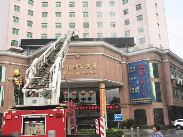 攸县开展高层建筑灭火救援大演练