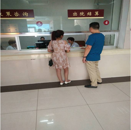 病房见真情 爱心慰问扶贫对象