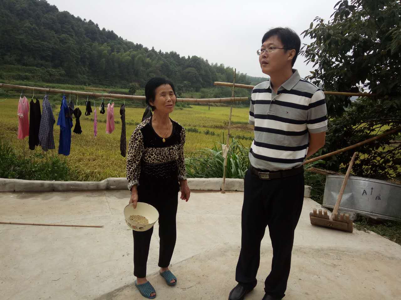 莲塘坳镇党委书记镇长开展“三走访三签字”活动
