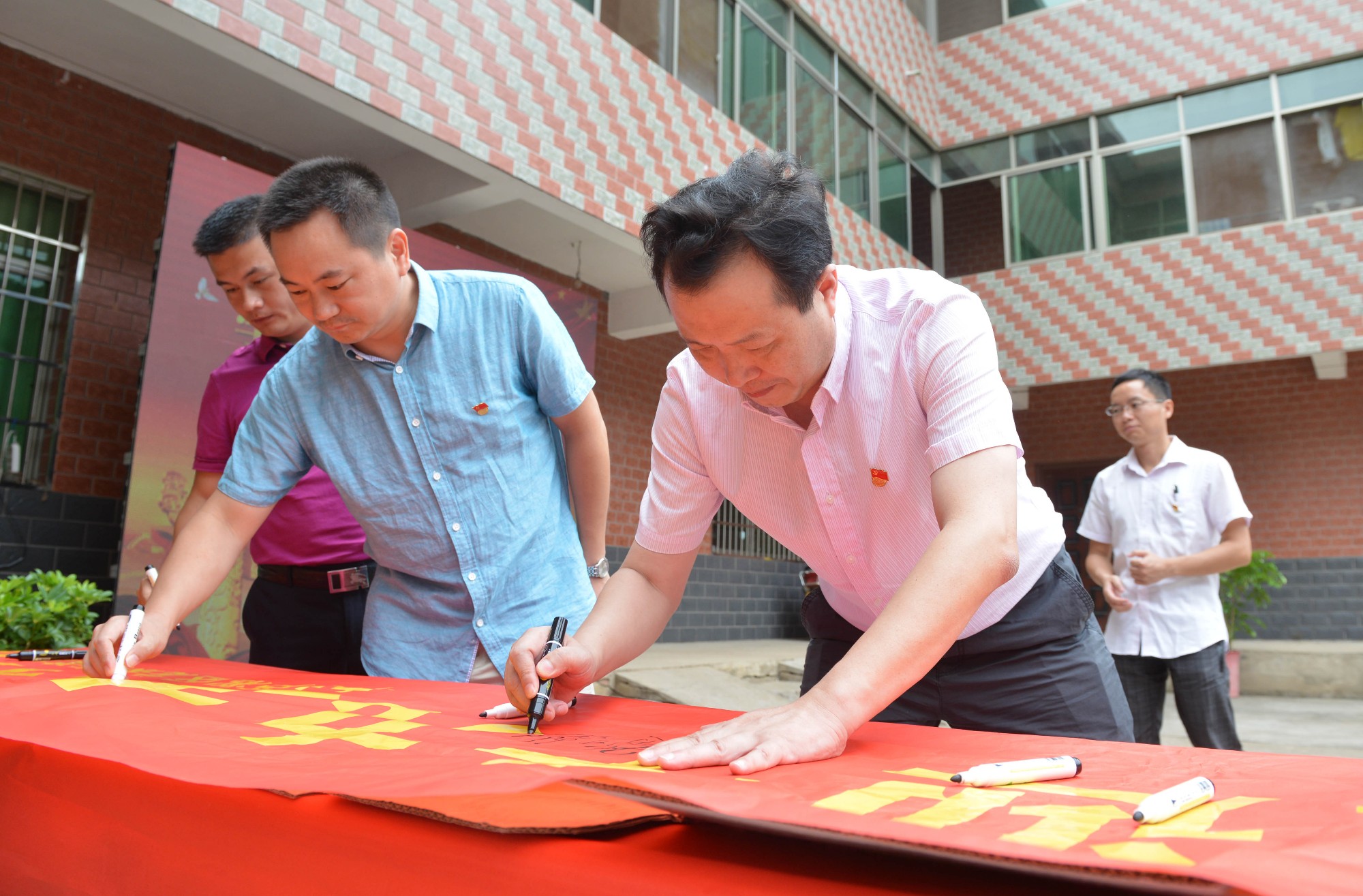 龙泉：“主题党日 ”走进党员百姓家