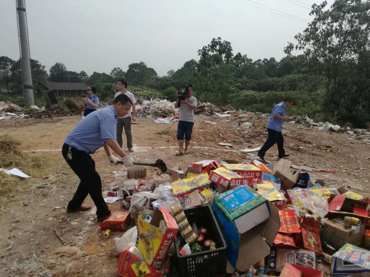 攸县食品药品工商质量监督管理局​对校园及校园周边食品安全专项整治行动不合格食品进行集中销毁