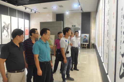 市国资委“党员活动日”组织参观市直机关廉政书画展