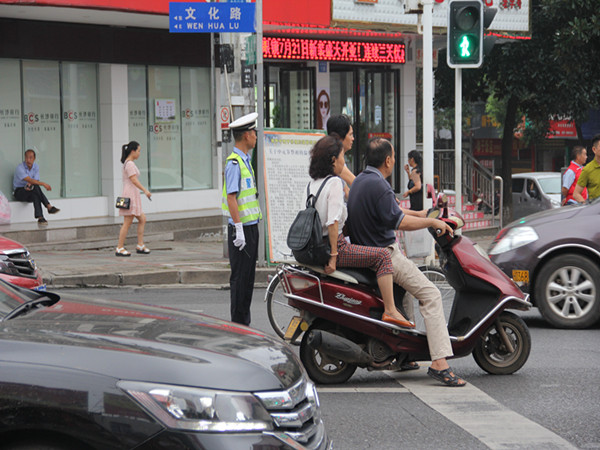 创文攻坚 攸县交警在路上