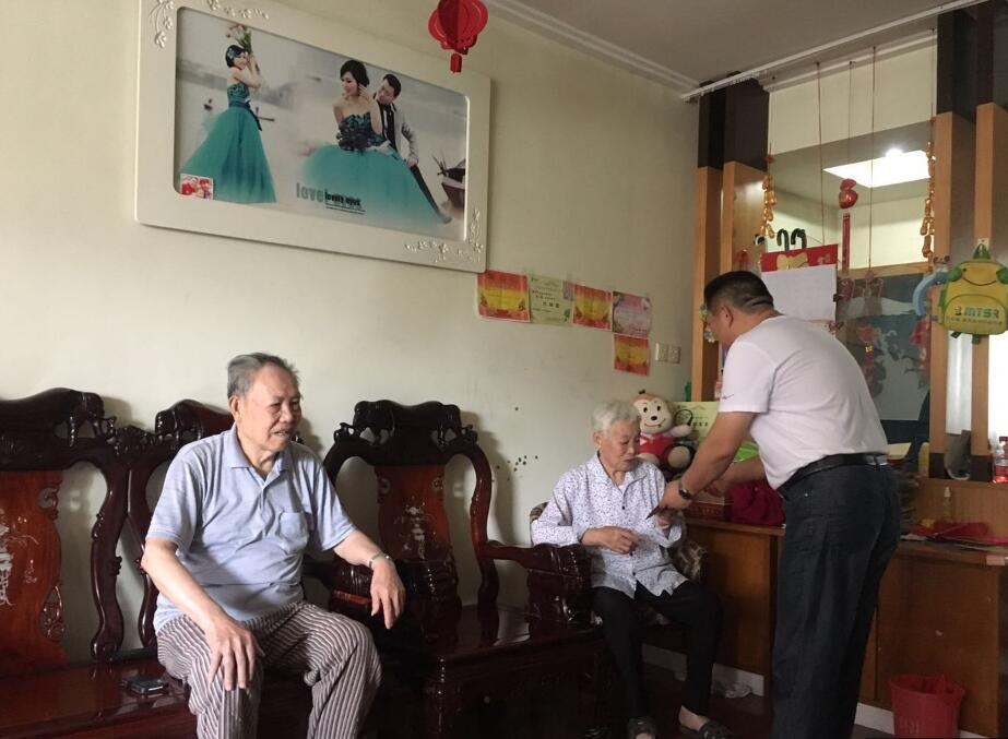 区民政局走访慰问烈属