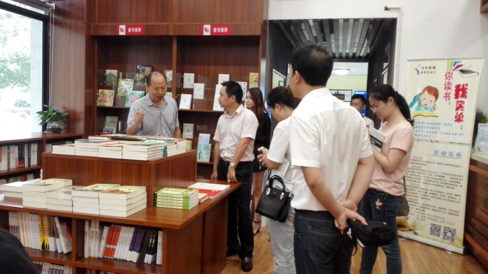 区委常委、宣传部长喻华军一行到贺家土街道文化园社区督查国文复检工作