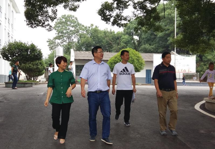 区教育局长检查月塘分校开学工作
