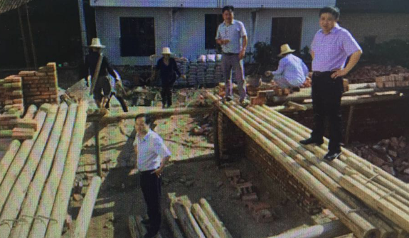 县住建局局长蔡应物带队到新市镇排楼村开展“中秋慰问、三走访、五个一”活动