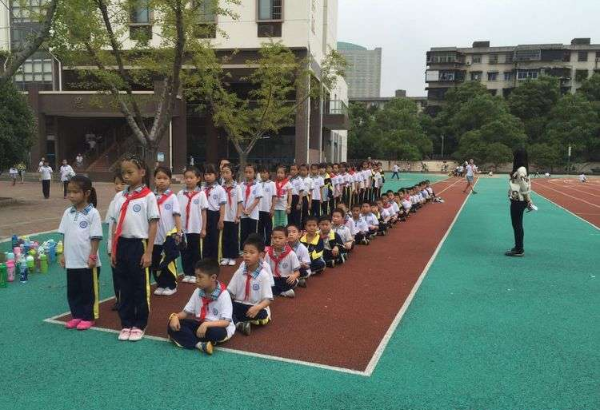 吹集结号令，炼钢铁意志