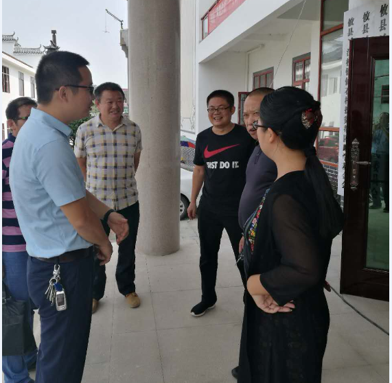 县政协副主席文小凤一行来丫江桥镇就规范农村村民建房工作进行调研