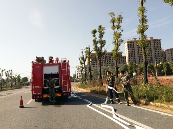 攸县消防大队组织全体中队官兵开展事故起火车辆灭火演习