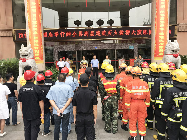 攸县开展高层建筑灭火救援大演练