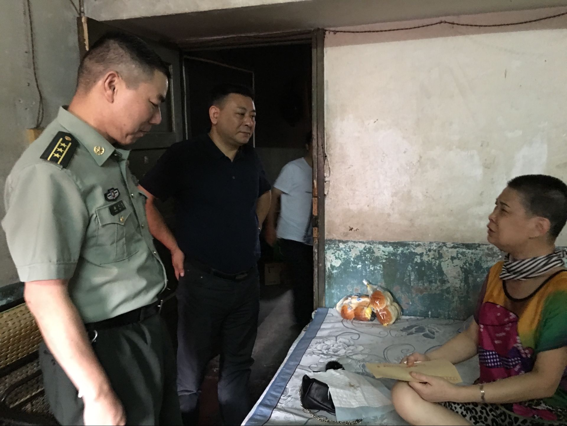 区委常委、人武部长杨人杰走访慰问建宁街道困难群众