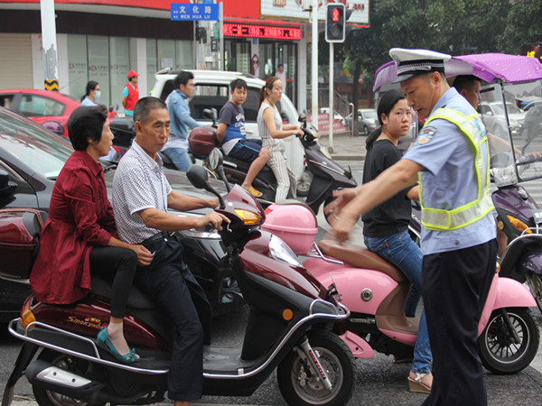创文攻坚 攸县交警在路上