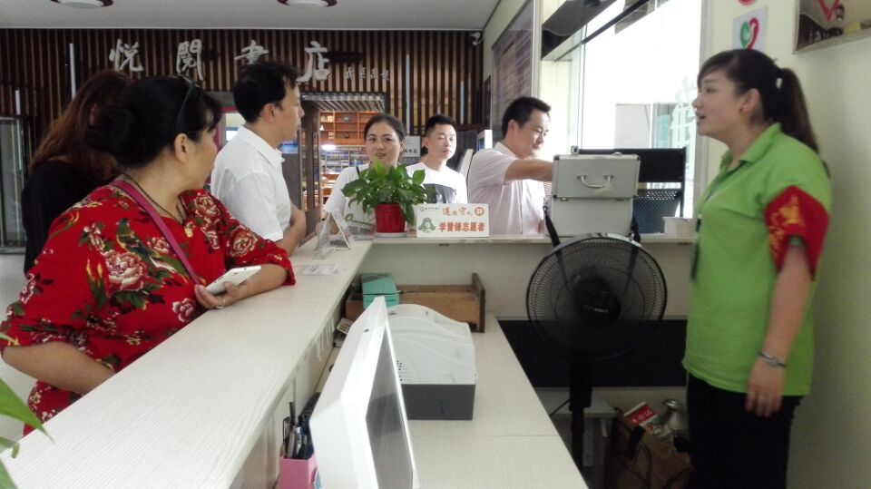 区委常委、宣传部长喻华军一行到贺家土街道文化园社区督查国文复检工作