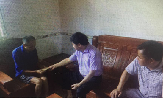 县住建局局长蔡应物带队到新市镇排楼村开展“中秋慰问、三走访、五个一”活动