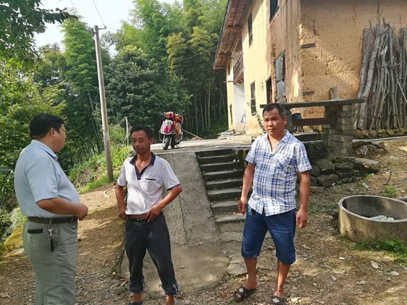 县民政局局长李福文走访慰问贫困户