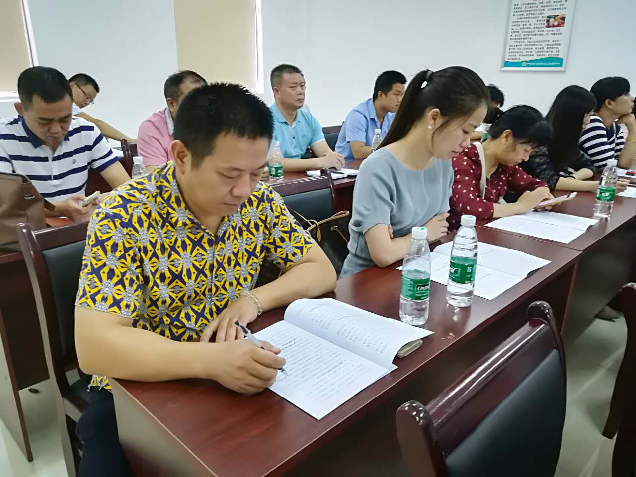 龙泉人大代表团对区环保局进行工作评议