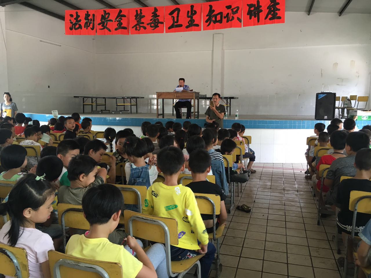 菜花坪镇：关注学生健康成长 举办法制安全禁毒知识讲座